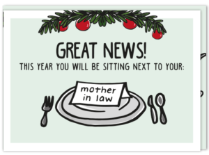 Grappige kerstwens kaart met een gedekte tafel, waarop staat ' goed nieuws je zit naast je schoonmoeder dit jaar' in het Engels