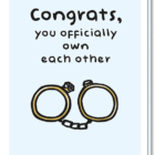 Voorkant trouwkaart met daarop een quote 'Congrats, you officially own each other' en een afbeelding van 2 trouwringen die als handboeien aan elkaar zitten
