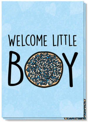 Blauwe wenskaart met de tekst: Welcome little boy. En dan is de o van boy een beschuitje met blauwe witte muisjes